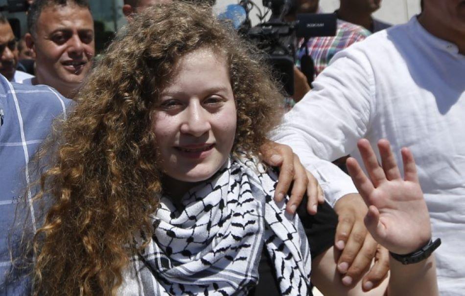 Die junge Frau mit der auffälligen Lockenmähne wurde zu einer Symbolfigur des Widerstands der Palästinenser in der Propagandaschlacht des Nahostkonflikts Palästinenser-Aktivistin Tamimi wegen "Anstiftung zum Terrorismus" festgenommen