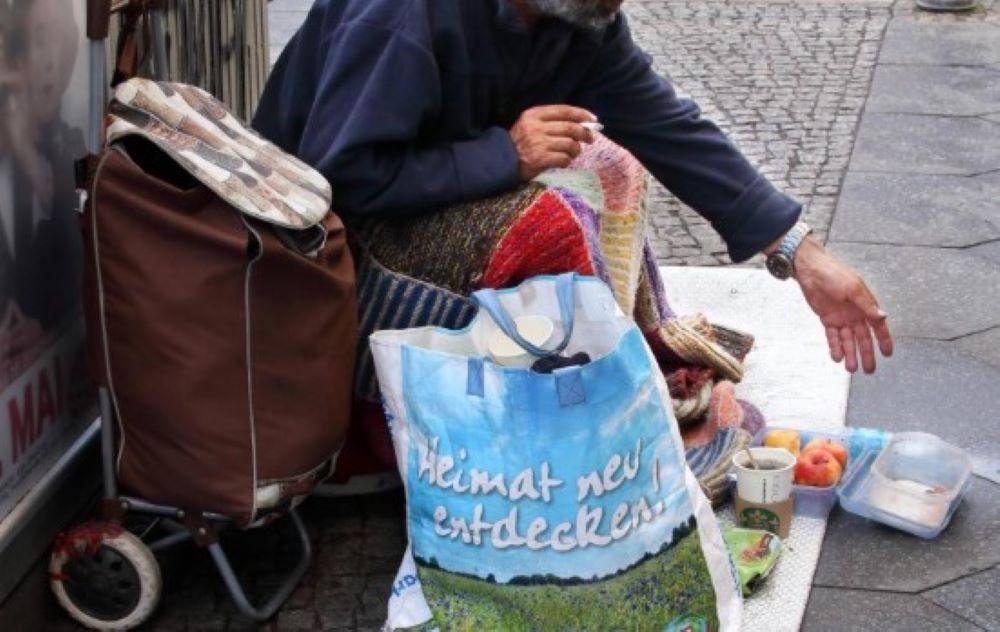Die Daten machten anschaulich, dass Armut selbst in einem reichen Land wie der Bundesrepublik nicht selten mit deutlichen alltäglichen Entbehrungen verbunden sei Armut in Deutschland oft mit deutlichen alltäglichen Entbehrungen verbunden