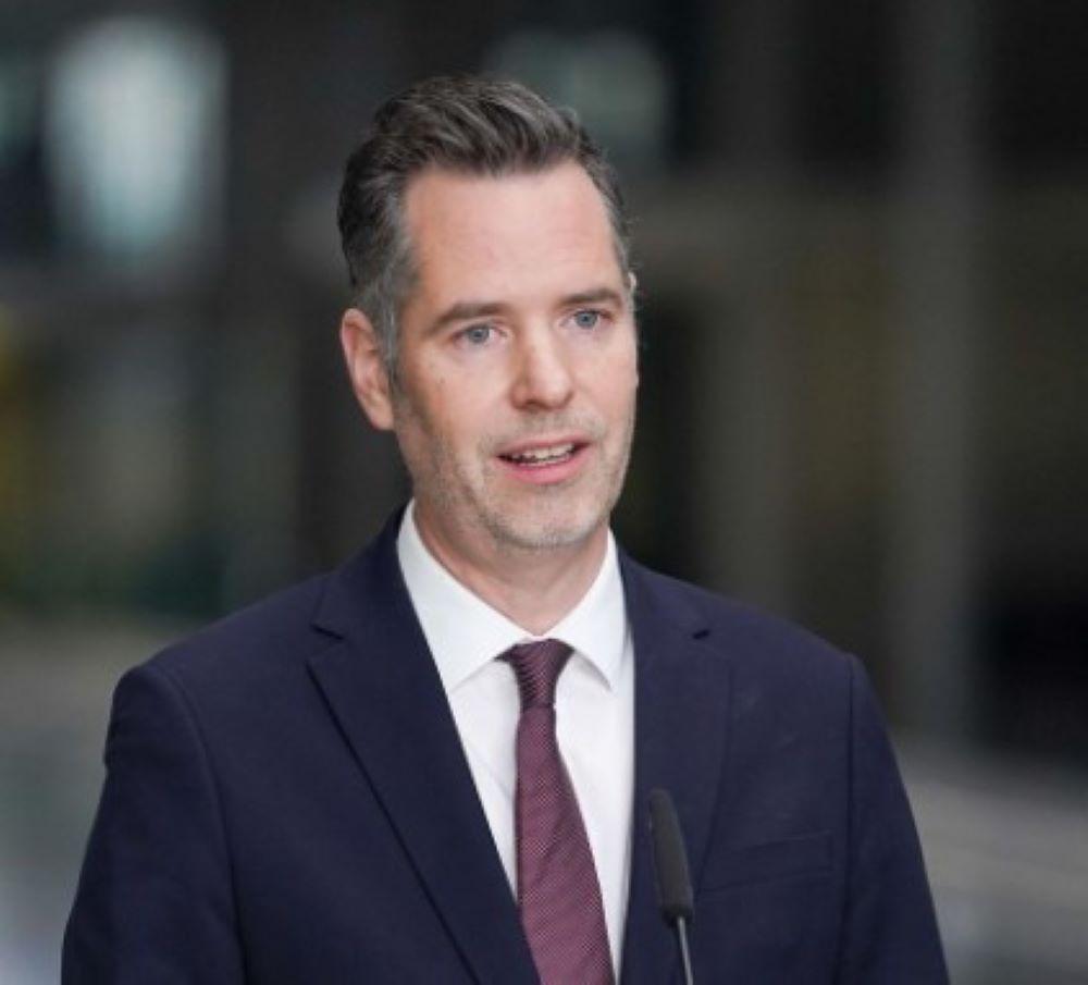 Aus Sicht der FDP soll das riesige Loch in den Bundesfinanzen auch mit Kürzungen bei den Sozialausgaben gestopft werden. Laut Fraktionschef Dürr seien Steuererhöhungen dagegen der falsche Weg, um die Wirtschaft anzukurbeln. Nach Urteil des Bundesverfassungsgerichts – FDP will Sozialleistungen kürzen