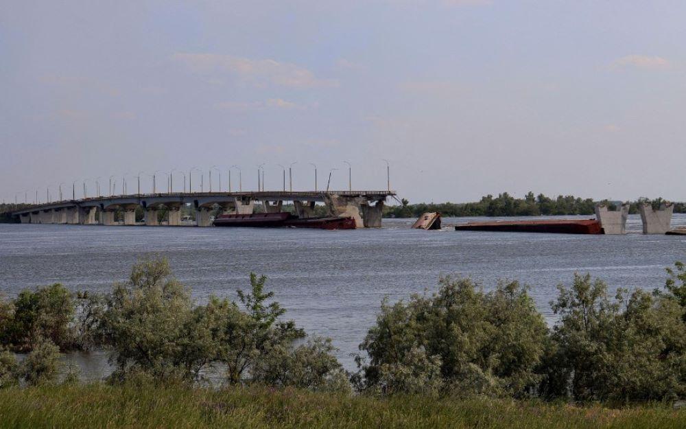 Der breite Fluss bildet eine natürliche Trennlinie entlang der südlichen Front