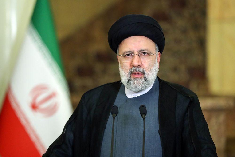 Für den Ausschluss der Kandidaten erntet die Regierung unter Irans Präsident Ebrahim Raisi scharfe Kritik aus den Medien und den eigenen politischen Kreisen. Zeitgleich bahnt sich ein berühmter Kritiker des Präsidenten seinen Weg zurück in die Politik "Mangelhafte ideologische Qualifikation" - Iran schließt regierungskritische Kandidaten vor Parlamentswahl aus