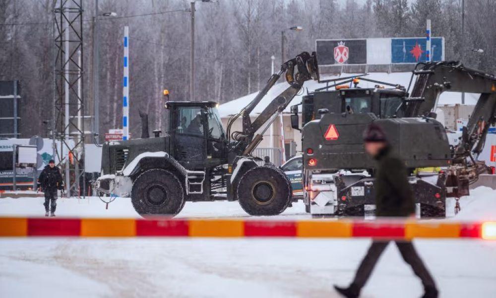 Nach Angaben der finnischen Behörden überquerten in diesem Monat etwa 900 Migranten die Grenze aus Russland, deutlich mehr als normal. Sie werfen Russland vor, nach dem NATO-Beitritt des nordischen Landes in diesem Jahr versucht zu haben, eine Migrationskrise in Finnland herbeizuführen. Ein Bahnübergang zwischen den beiden Ländern bleibt geöffnet, allerdings nur für den Güterverkehr