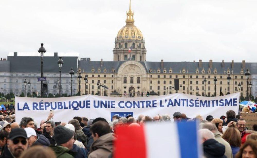 Zehntausende nehmen an Großem Marsch gegen Antisemitismus in Paris teil