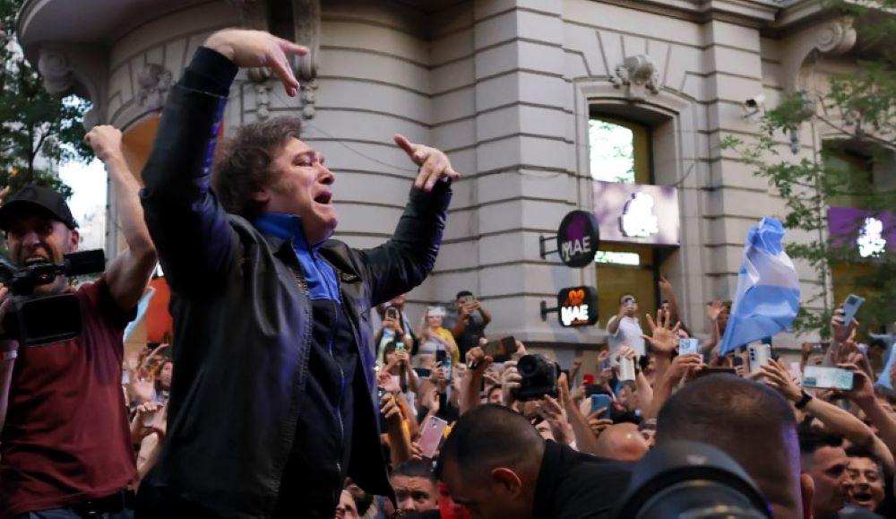 Der Anarchokapitalist Javier Milei oder der Peronist Sergio Massa: Beim Urnengang am Sonntag in Argentinien gibt es Entscheidung zwischen zwei völlig unterschiedlichen Konzepten. Und sogar Papst Franziskus mischt sich ein. Javier Milei steht für einen klaren Bruch, für eine Deregulierung der Märkte, für mehr Kapitalismus