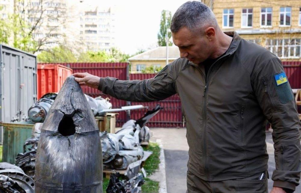 Vitali Klitschko mit russischen Raketentrümmern auf einer Ausstellung in Kiew im Frühjahr 2023