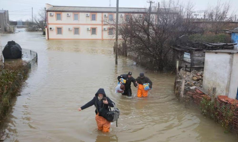 Anwohner werden am 27. November aus dem überfluteten Dorf Pribrezhnoe auf der Krim evakuiert