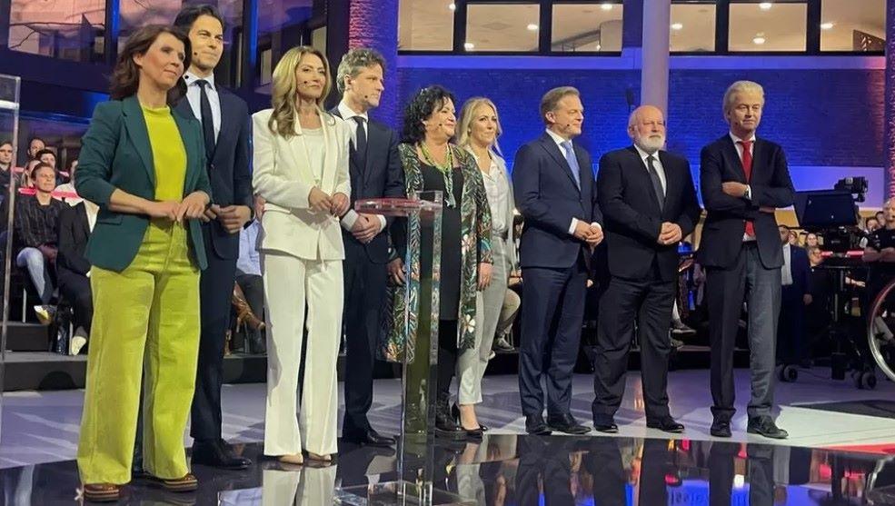 Dilan Yesilgöz (in Weiß) und die anderen drei Spitzenkandidaten (rechts) nahmen am Dienstagabend an einer abschließenden TV-Debatte teil