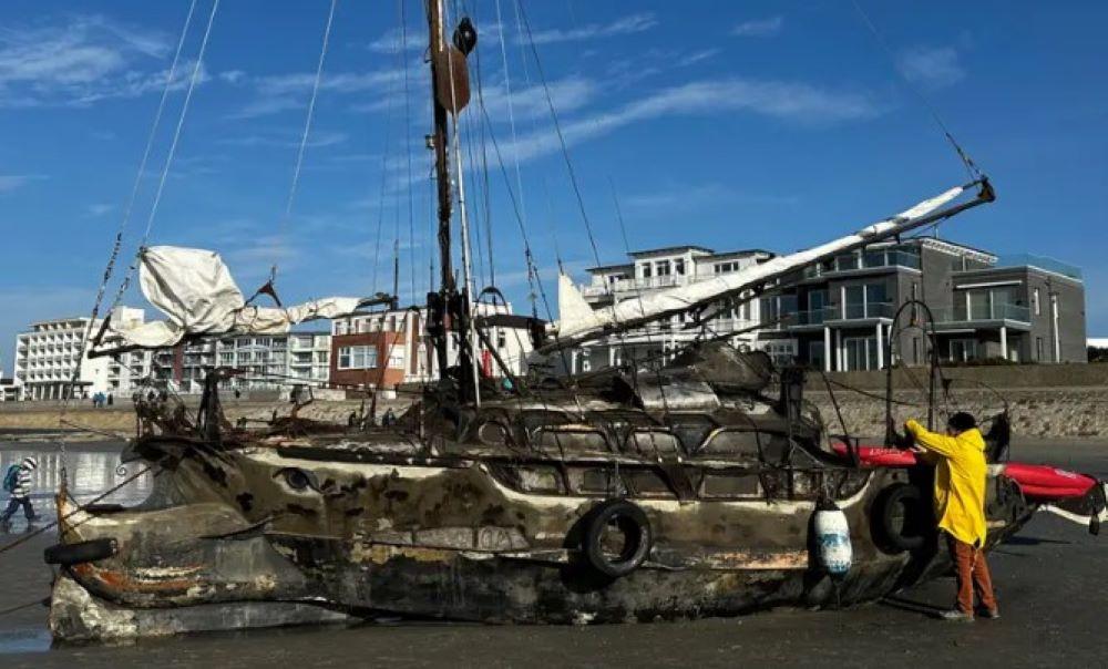 Gestrandetes Segelschiff vor Norderney von geheimnisvollem Seemann wird abgeschleppt