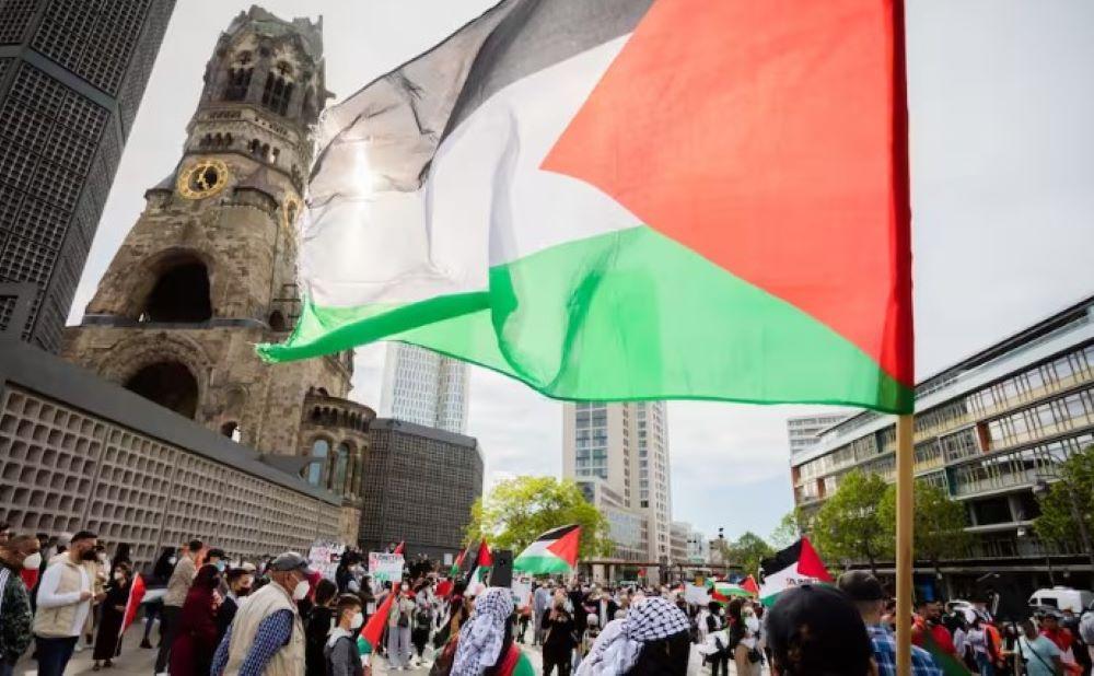 Nach Angaben der Polizei sind jegliche Äußerungen untersagt, die antisemitisch, antiisraelisch und gewalt- oder terrorverherrlichend sind Berlin, Düsseldorf und Essen - Islamistische Banner, Holocaust-Plakate und Strafverfahren bei Pro-Palästina-Demos