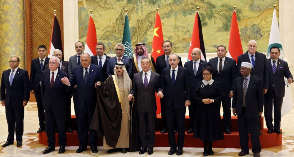 Außenminister Wang Yi fordert einen raschen Waffenstillstand in Gaza. Um sein Vorgehen zu verstehen, sollte man vor allem auf Chinas Strategie im Ukraine-Krieg blicken. Die Parallelen sind erstaunlich. Der chinesische Außenminister Wang Yi traf sich in Peking mit seinen Amtskollegen aus Saudi-Arabien, Palästina, Ägypten, Jordanien und Indonesien.