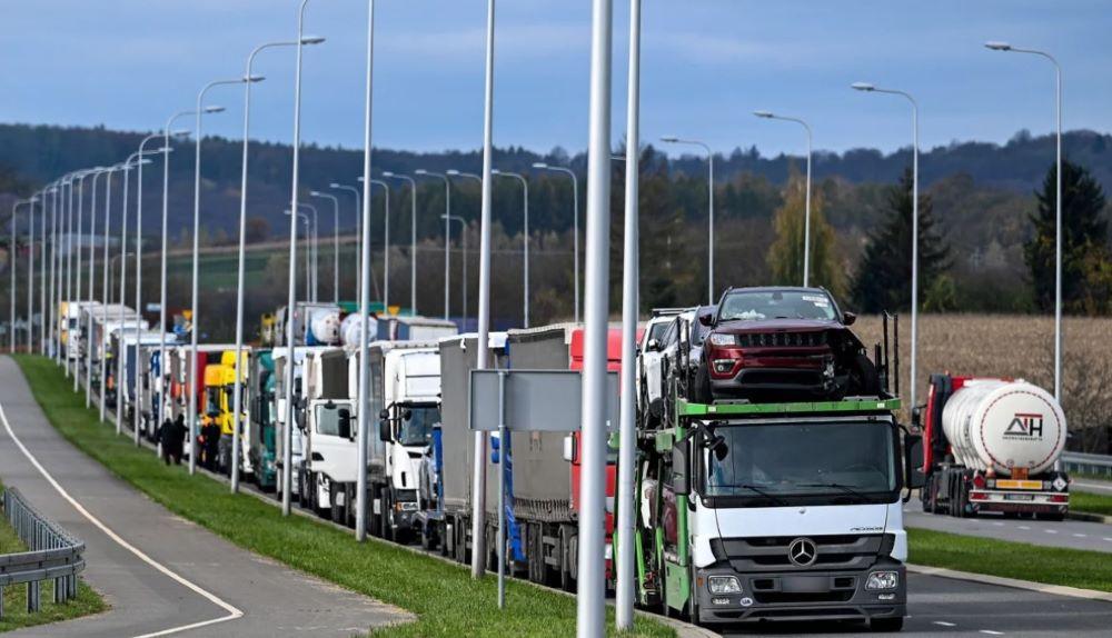 Vor den polnischen Grenzübergängen zur Ukraine haben sich kilometerlange Warteschlangen gebildet