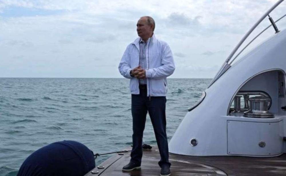 Wladimir Putin auf der "Victoria" vor der Schwarzmeerküste