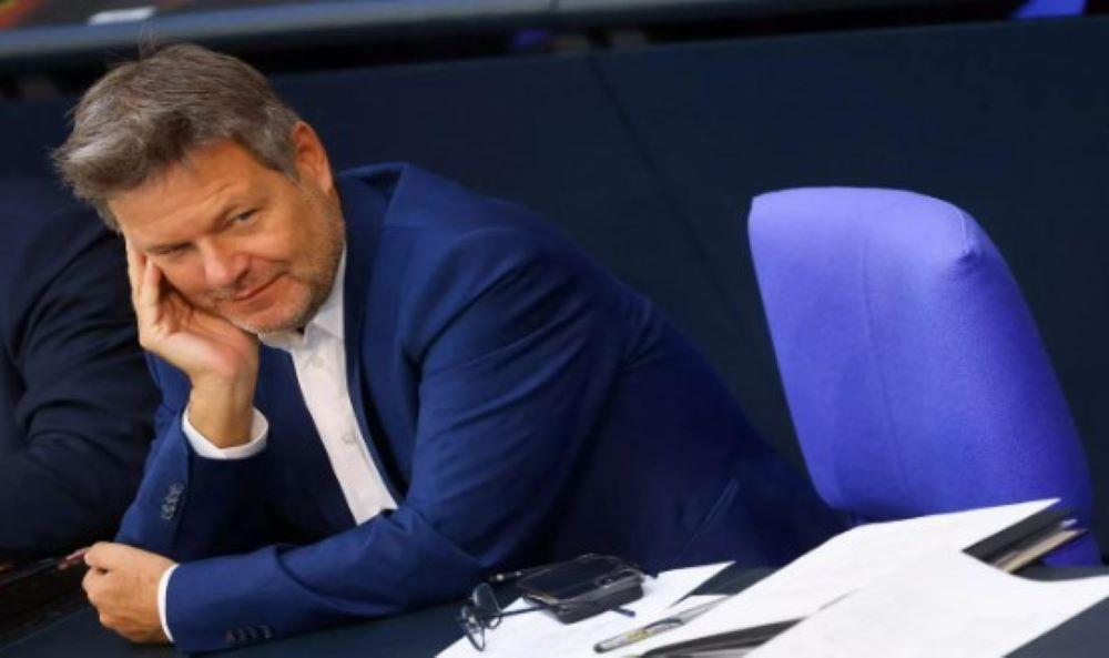 Die im Grundgesetz verankerte Schuldenbremse gibt dem Bund nur einen geringen Spielraum zur Aufnahme von Krediten. Ausnahmen sind bei Naturkatastrophen und in außergewöhnlichen Notsituationen zulässig, wie zuletzt wegen der Corona-Pandemie und des Kriegs in der Ukraine. Wirtschaftsminister Habeck: "Für die Gegenwart werden wir das Geld anders finden müssen"
