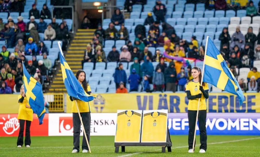 Eine Hommage an Kent Persson und Patrick Lundström, die in Brüssel bei einem Terroranschlag vor dem Spiel der schwedischen Frauenmannschaft in der Nations League gegen Italien im Oktober getötet wurden