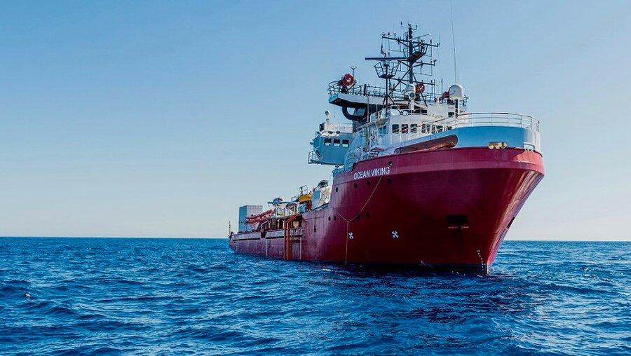 Das Seenotrettungsschiff "Ocean Viking" im Mittelmeer