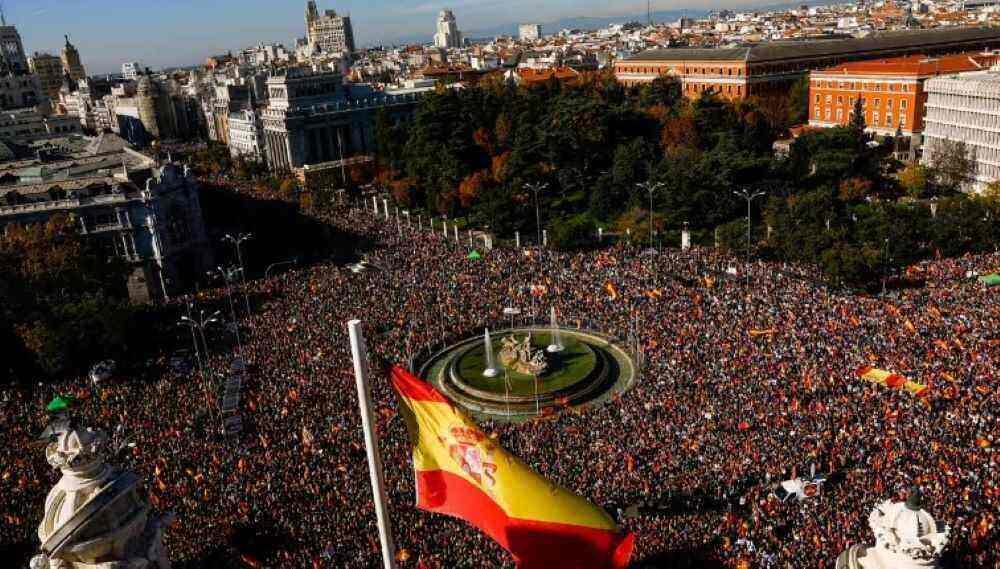 170.000 Spanier protestieren gegen katalanische Amnestiegesetz nach Wahl von Sanchez zum Premierminister