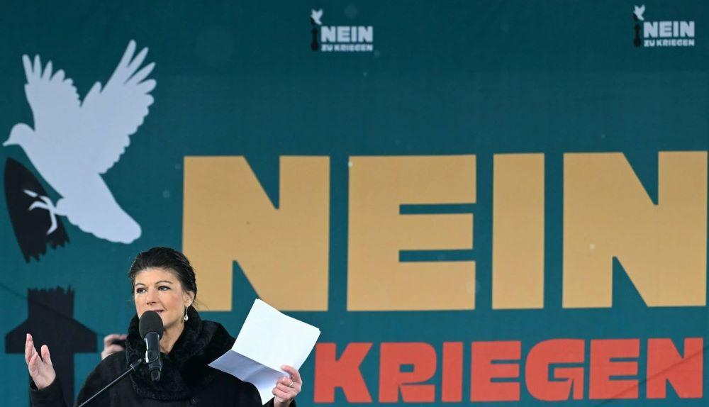 Sahra Wagenknecht spricht auf der Demo in Berlin