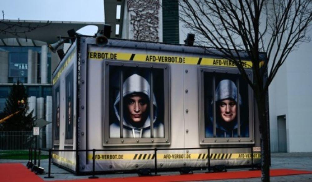 Fotomontagen von AfD-Politikern hinter Gitterstäben vor dem Bundeskanzleramt