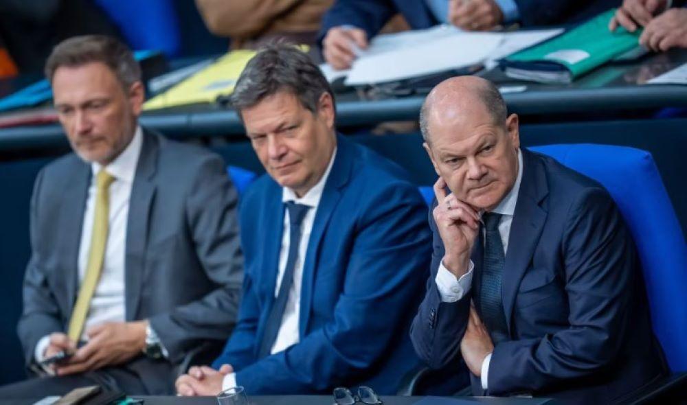 Bundeskanzler Olaf Scholz (SPD), Robert Habeck (Bündnis 90/Die Grünen), Bundesminister für Wirtschaft und Klimaschutz, und Christian Lindner (FDP), Bundesminister der Finanzen