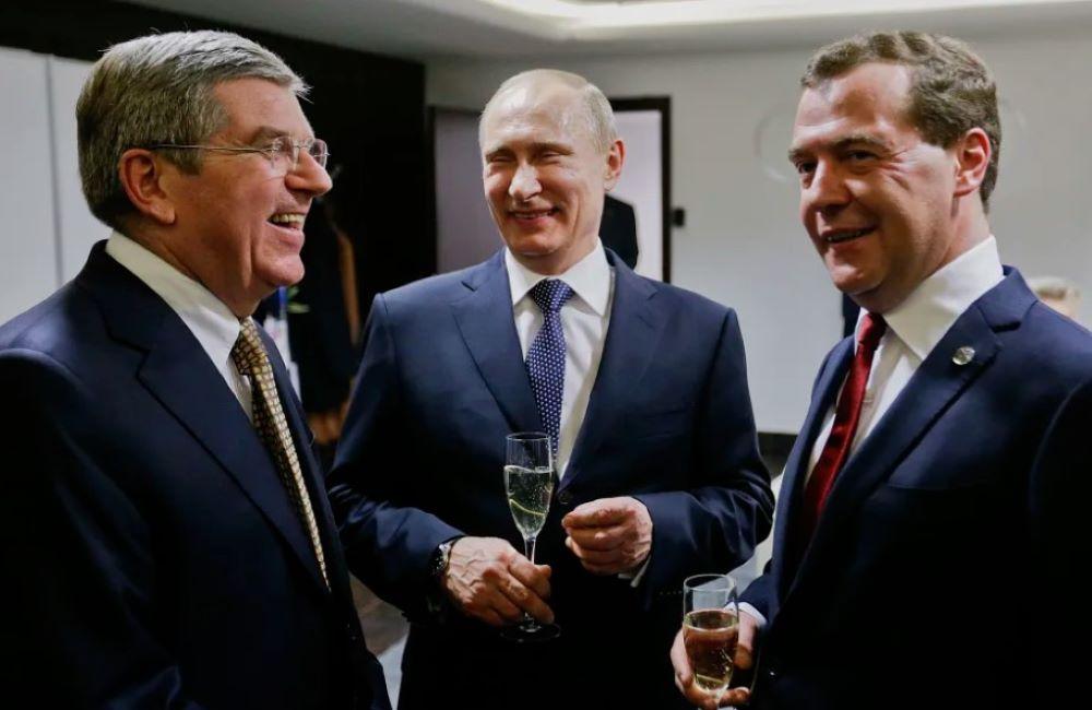 Thomas Bach, Wladimir Putin und Dmitry Medvedev während der Winterspiele 2014 in Sotschi