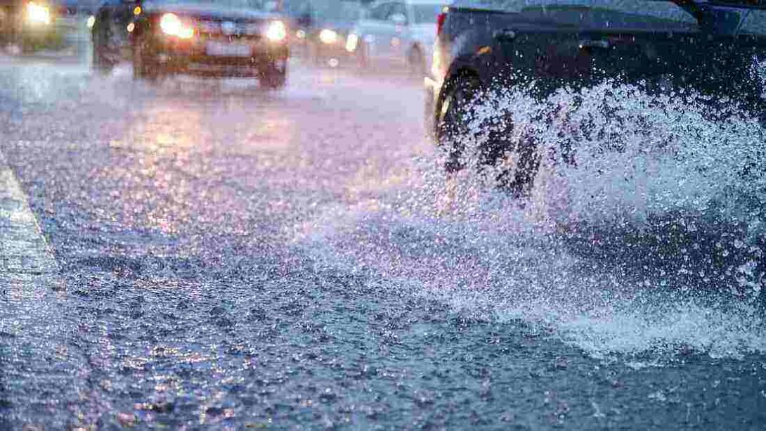 Am Montag wird im äußersten Süden teils länger andauernder Regen und starkes Tauwetter mit Überschwemmungsgefahr erwartet