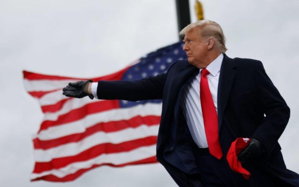 Ein fehlende Ordner steht im Mittelpunkt einer der umstrittensten Auseinandersetzungen, die der damalige Präsident Trump hinter den Kulissen geführt hat. Trotz des heftigen Widerstands seiner eigenen nationalen Sicherheitsbeamten versuchte Trump jahrelang, Material freizugeben, von dem er sagte, dass es seine Behauptungen beweisen würde, die Russland-Untersuchung des FBI zu seinem Wahlkampf sei ein Schwindel gewesen. Am Ende der Präsidentschaft von Donald Trump verschwand ein Ordner mit streng geheimen Informationen
