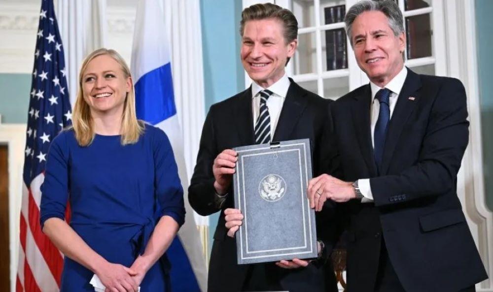 Die finnische Außenministerin Elina Valtonen und Verteidigungsminister Antti Hakkanen mit US-Außenminister Antony Blinken