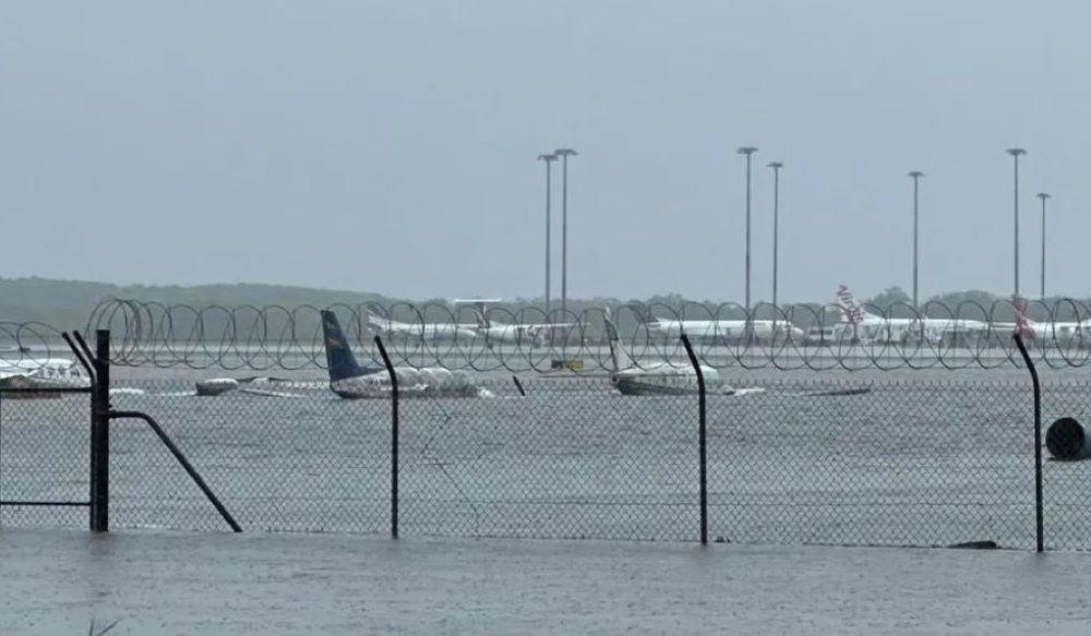 Überschwemmungen haben viele Orte im hohen Norden von Queensland überschwemmt, darunter auch den Flughafen