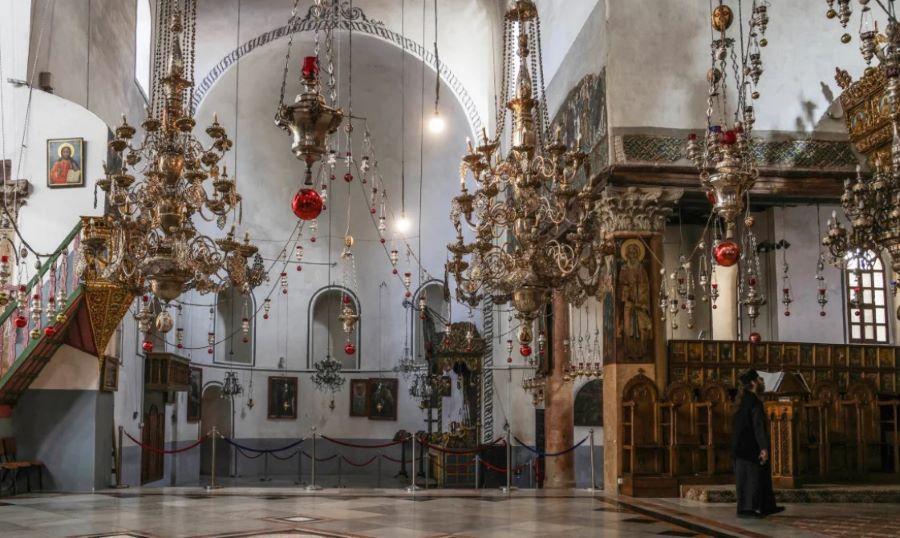 Die Geburtskirche, ein Weltkulturerbe, ist dieses Jahr weitgehend leer, da die Weihnachtsfeierlichkeiten ausgesetzt sind.