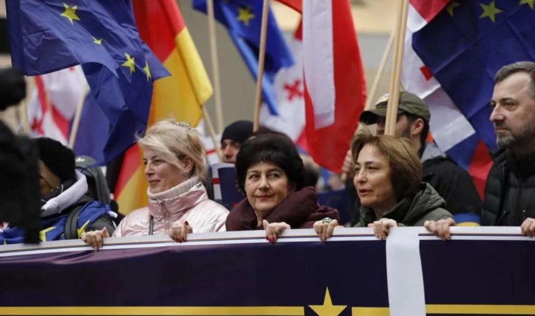 Das georgische Außenministerium hat Russlands Plan als "groben Verstoß gegen die Souveränität und territoriale Integrität Georgiens" verurteilt, obwohl die Behörden in Tiflis die Bedeutung des permanenten Marinestützpunkts heruntergespielt und ihn als keine unmittelbare Bedrohung bezeichnet haben. Die Wählerschaft Georgiens ist weitgehend pro-europäisch eingestellt, doch die Beziehungen der georgischen Regierung zu Moskau sind komplex