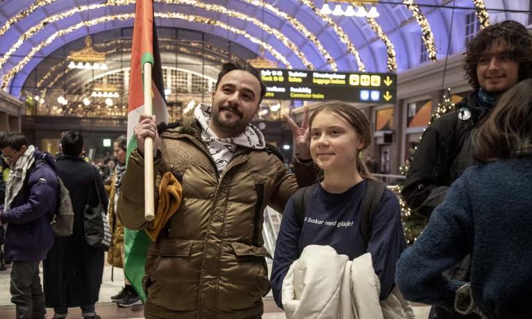 Greta Thunberg bei einer Demonstration in Stockholm, Schweden, gegen israelische Angriffe auf Gaza, 24. November