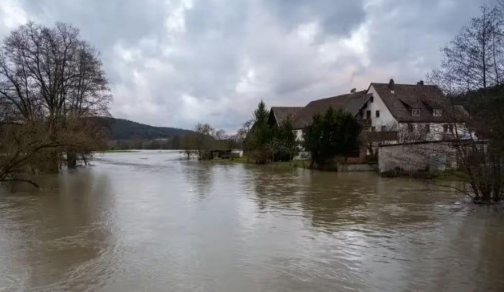 Teils höchste Warnstufe erreicht: Hochwasserlage spitzt sich in mehreren Bundesländern zu