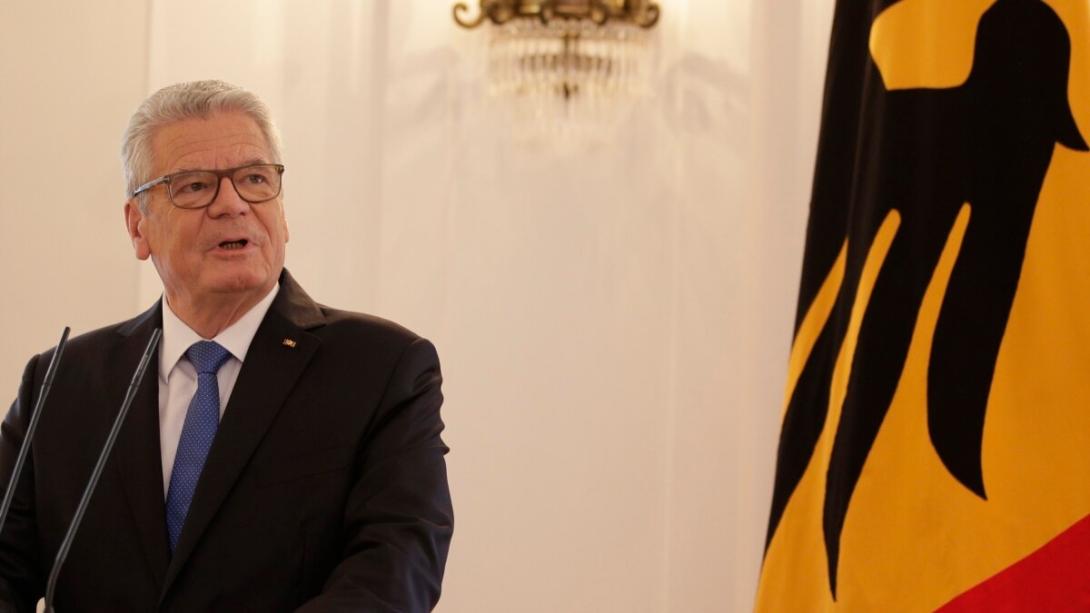 Deutschland wäre schöner ohne die AfD, sagt der frühere Bundespräsident Joachim Gauck. Trotzdem solle sie nicht verboten werden. Gleichzeitig geht das juristische Tauziehen um eine Überwachung der rechtspopulistischen Partei weiter. Altbundespräsident Joachim Gauck