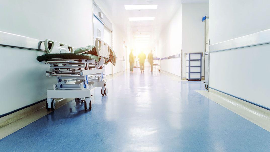 Jedes Jahr vor Silvester veröffentlicht die Deutsche Krankenhausgesellschaft eine aktuelle Umfrage bei den Allgemeinkrankenhäusern über die wirtschaftliche Lage. Die Aussichten sind düster. Die Krankenhausgesellschaft warnte in diesem Zusammenhang vor einem Scheitern der von Bundesgesundheitsminister Karl Lauterbach (SPD) geplanten Krankenhausreform