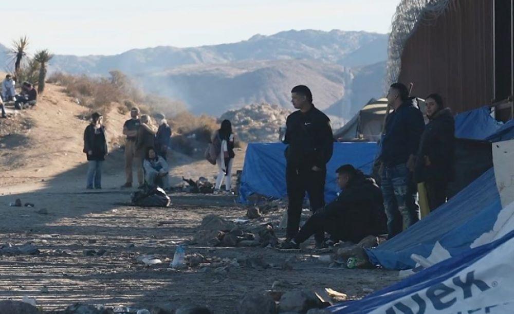 Man kann den kargen Wüstenfleck, auf dem sich die Migranten aufhalten, nicht wirklich als Flüchtlingslager bezeichnen, denn nichts deutet auf eine Art Infrastruktur hin. Das Einzige, was die US-Behörden hier zur Verfügung gestellt haben, sind zwei mobile Toiletten, die einmal pro Woche geleert werden. Migranten an der US-Mexikanischen Grenze
