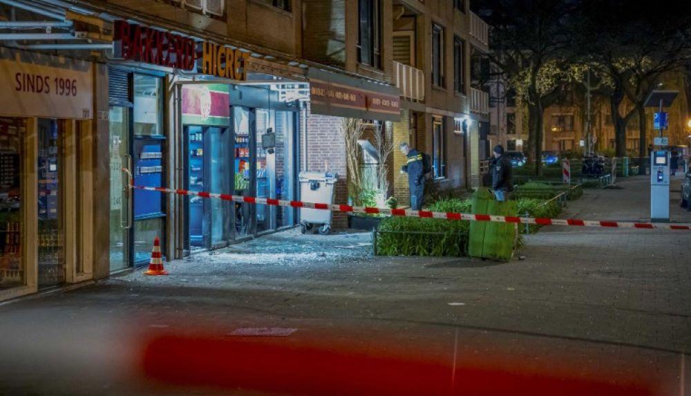 In den Niederlanden sind in den Städten Dordrecht und Rotterdam innerhalb kurzer Zeit Sprengstoffanschläge verübt worden. Kurios: Beide Explosionen, bei denen es bei Sachschäden blieb, ereigneten sich an den exakt gleichen Adressen. Die Polizei geht demnach davon aus, dass der erste der beiden Anschläge ursprünglich nicht geplant war. Solche Irrtümer kommen in dem Land häufig vor. Explosionen in den Niederlanden: Offenbar Irrtum bei Sprengstoffanschlag