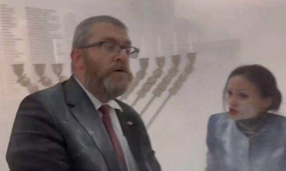 Der Vorfall ereignete sich wenige Stunden, nachdem der neue Premierminister Donald Tusk versprochen hatte, Polen nach acht Jahren Herrschaft der rechten Partei "Recht und Gerechtigkeit" zu reformieren. Rechts-extremer polnischer Abgeordneter löscht Chanukka-Kerze mit Feuerlöscher