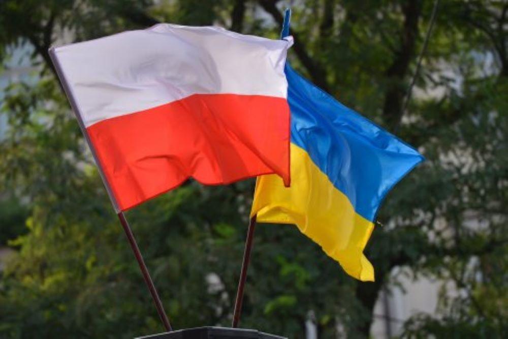 Beim Besuch in der Ukraine hat der neue polnische Außenminister Radoslaw Sikorski Kiew die Unterstützung seines Landes im Krieg gegen Russland zugesichert. "In diesem gewaltigen Kampf, Herr Minister, steht Polen auf Ihrer Seite", sagte Sikorski. Polen und die Ukraine sind traditionell enge Verbündete