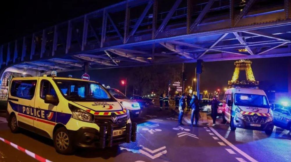 Der 26-Jährige, der in Paris einen deutschen Touristen erstochen und zwei weitere Menschen verletzt hat, hat sich in einem Video zur Dschihadisten-Miliz Islamischer Staat (IS) bekannt. Dies teilte die französische Anti-Terrorismus-Staatsanwaltschaft mit. Der 26-Jährige war mit einem Hammer und einem Messer auf eine Gruppe Touristen losgegangen