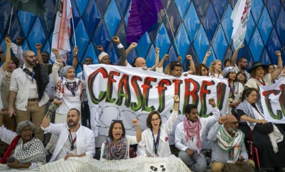 Klimaaktivisten protestieren bei der COP28