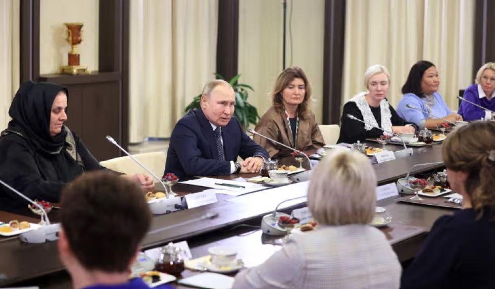 Putin trifft sich mit Müttern von Soldaten, von denen später bekannt wurde, dass sie Verbindungen zu den Behörden haben
