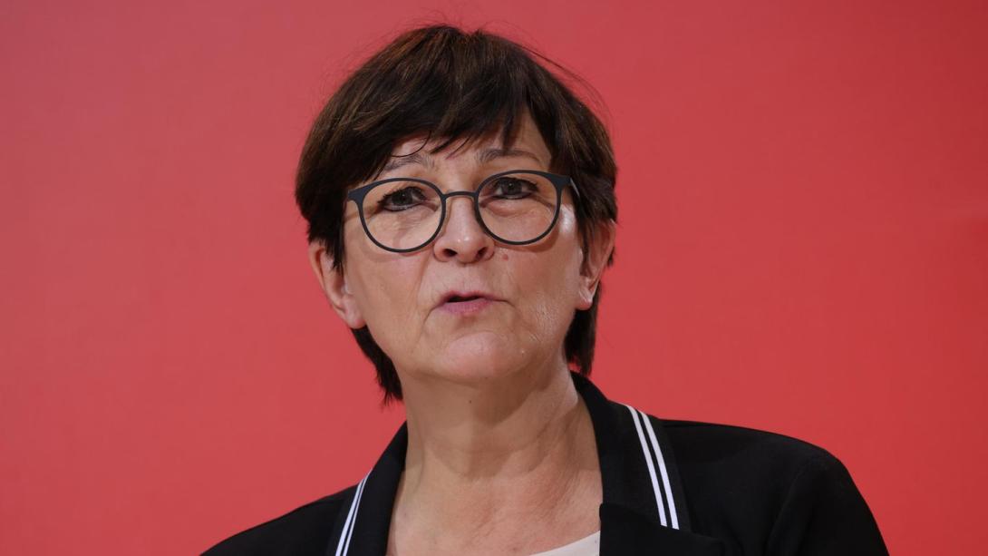 SPD-Parteichefin Saskia Esken fordert einen neuen Aufschlag in der Bildungspolitik. Nicht zuletzt die jüngste Pisa-Studie zeige: Schulen und Kitas müssten besser ausgestattet werden und bräuchten mehr Personal. Finanziert werden könne dies unter anderem durch eine höhere Erbschaftssteuer. SPD-Vorsitzende Saskia Esken