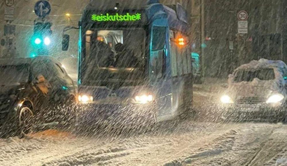 Süddeutschland versinkt im Schnee – Rotes Kreuz rät: „Bleiben Sie möglichst zu Hause!“