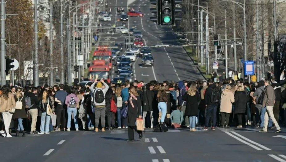 Gut eine Woche nach der von Unregelmäßigkeiten überschatteten Parlamentswahl in Serbien haben mehrere Hundert Demonstranten eine Straße im Zentrum der Hauptstadt Belgrad blockiert