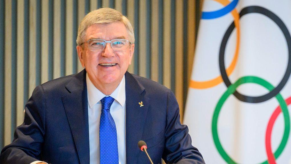Olympische Sportverbände hatten das IOC gebeten, russischen und weißrussischen Athleten die Teilnahme an Wettkämpfen zu ermöglichen, jedoch ohne Zugehörigkeit zu ihren Nationen. Der Vorsitzende des Internationalen Olympischen Komitees (IOC), Thomas Bach