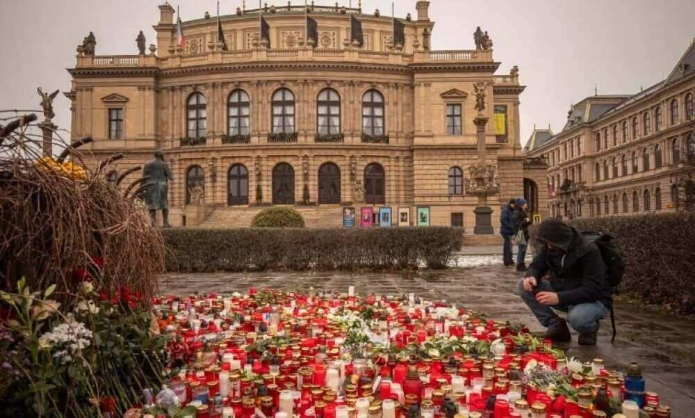 Flaggen wehen auf Halbmast und es wurde eine Schweigeminute eingelegt, zwei Tage nachdem ein Student der Karls-Universität 14 Menschen getötet hat