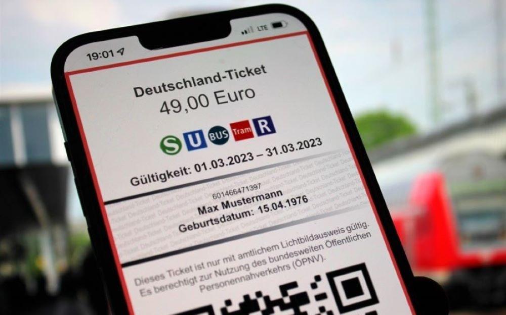 Kanzler Olaf Scholz (SPD) und die Länder hatten nach langem Streit über mögliche Mehrkosten vereinbart, dass 2023 ungenutzte Zuschüsse 2024 verwendet werden können. Die Verkehrsminister sollen noch vor dem 1. Mai 2024 ein Konzept zur Umsetzung des Tickets im neuen Jahr erarbeiten. Bus- und Bahnfahren ist mit dem Deutschlandticket überregional einfach
