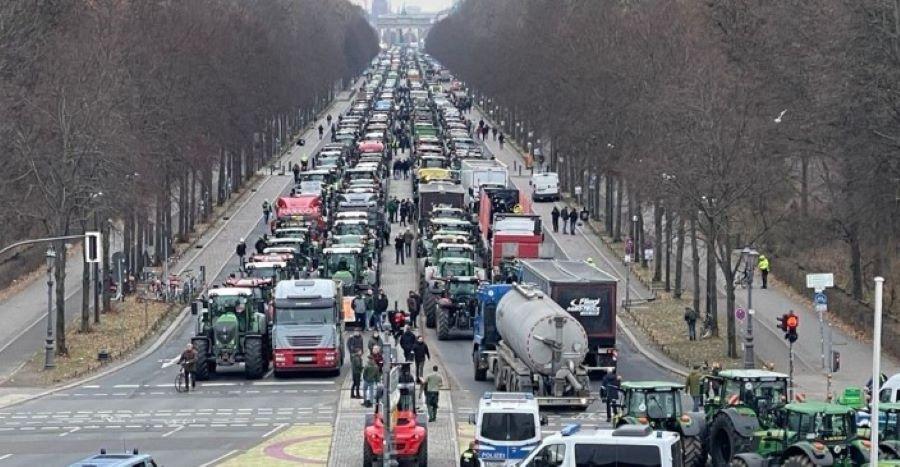 Tausende Bauern blockieren am heutigen Montag Berlin, wie hier bei einer Demo im Dezember