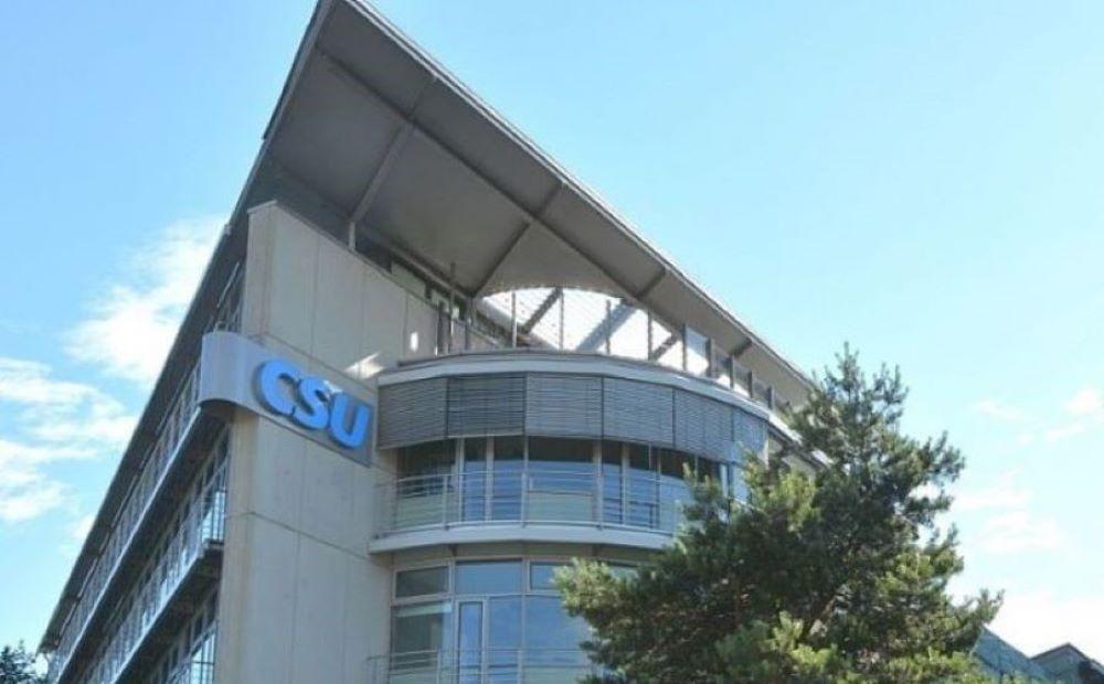 Nach dem Willen der CSU sollen Ausländer, die antisemitisch straffällig werden, ausgewiesen werden. Wegen einer antisemitischen Straftat verurteilte Migranten müssten ihren Schutzstatus in Deutschland verlieren. CSU fordert schärfere Strafen für Klimaaktivisten und Israel-Hetze
