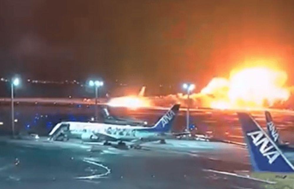 Rund 400 Passagiere gerettet - Flugzeug gerät nach Kollision bei Landung in Tokio in Brand